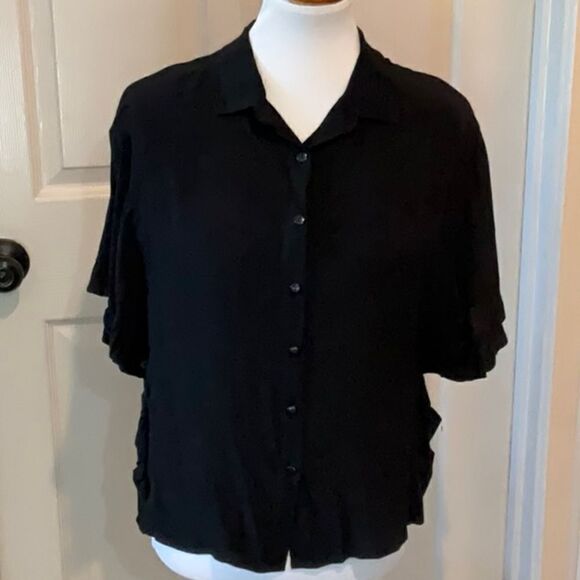 NWT Annabelle Shirt size M. But on front with ruffles - Picture 1 of 7